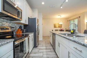 Fridge, microwave, oven, stovetop - Lovely Townhome 4 BR with Private Pool (Kissimmee)