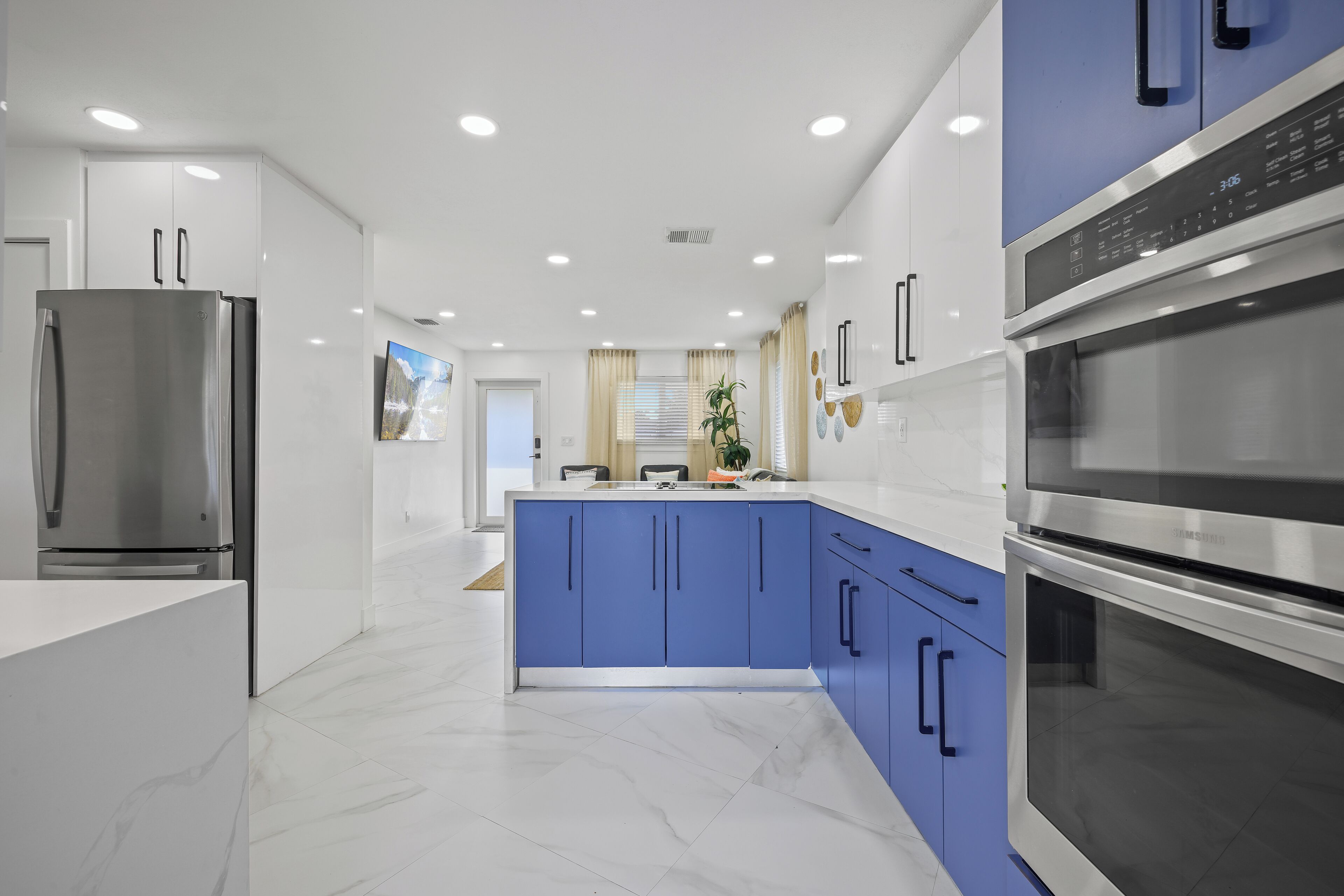 Mikrobølgeovn, ovn, kokeplater og oppvaskmaskin