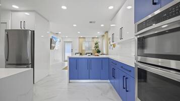 Mikrobølgeovn, ovn, kokeplater og oppvaskmaskin