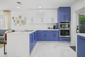 Microondas, horno, parrilla de estufa y lavavajillas 