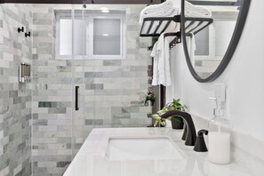 Regadera, toallas, jabón, papel de baño 