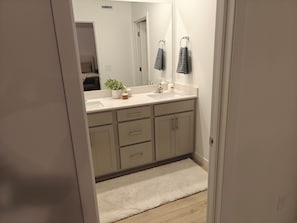 Bruser, hårtørrer, håndklæder, Sæbe