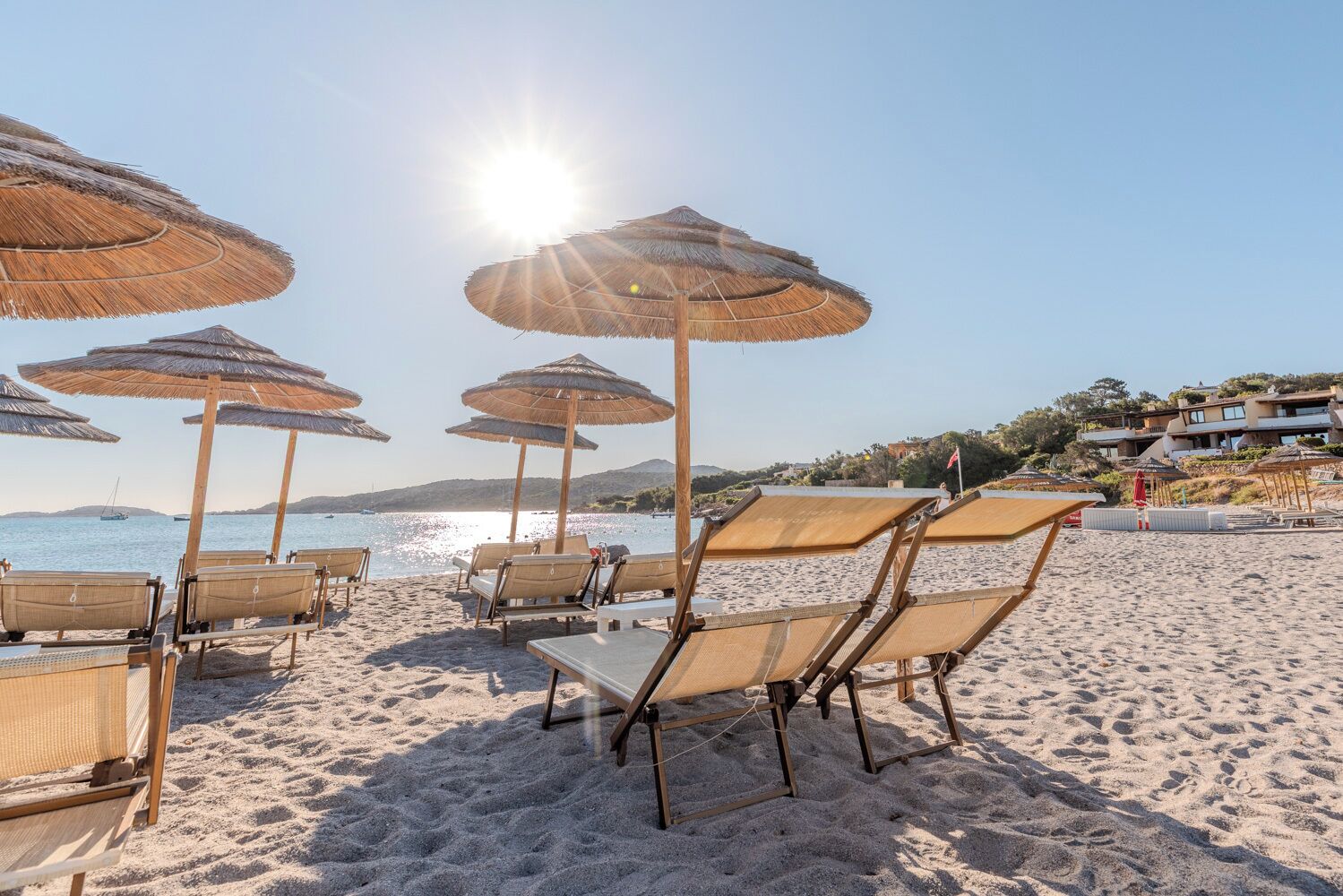 Plage, chaises longues, serviettes de plage