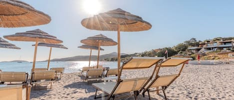 Plage, chaises longues, serviettes de plage