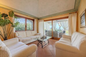 Smart TV, fireplace, ping pong, stereo - Villa Esmerea Portocervo with Private Pool, Jacuzi and Sauna (Pantogia)