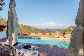 Una piscina al aire libre, una piscina climatizada