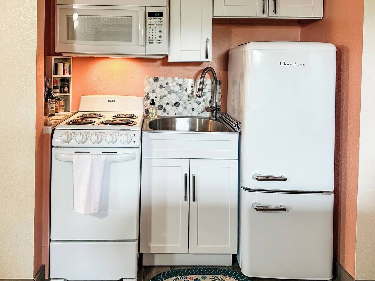 Frigorifero, microonde, forno, piano cottura