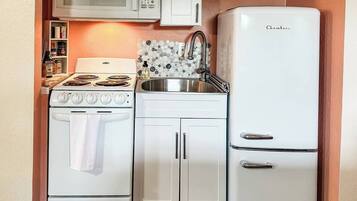 Frigorifero, microonde, forno, piano cottura