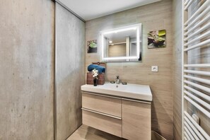 Ducha, secador de pelo, toallas, jabón