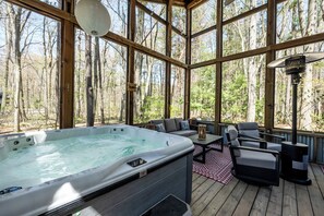 Outdoor spa tub - Sawyer Stunner With Hot Tub, Sauna & Close To Beach!! (Sawyer)