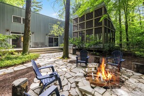 Terrace/patio - Sawyer Stunner With Hot Tub, Sauna & Close To Beach!! (Sawyer)