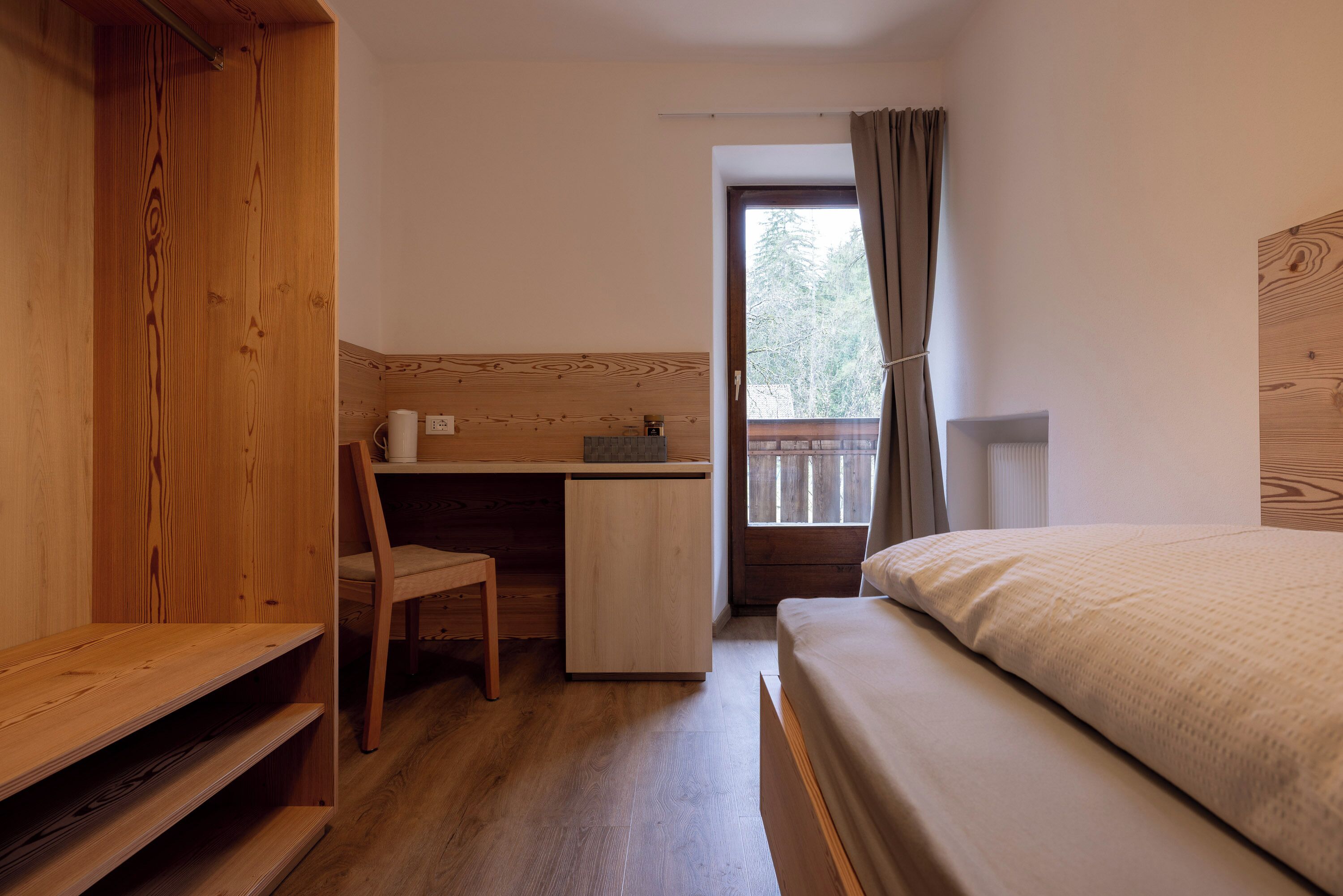 Premium bedding, down comforters, in-room safe, individually decorated