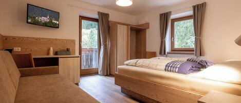 Roupas de cama premium, edredons de pluma, cofres nos quartos