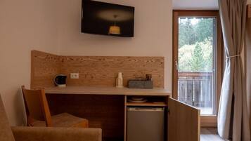 Chambre Double Panoramique, balcon, vue montagne | Coin séjour