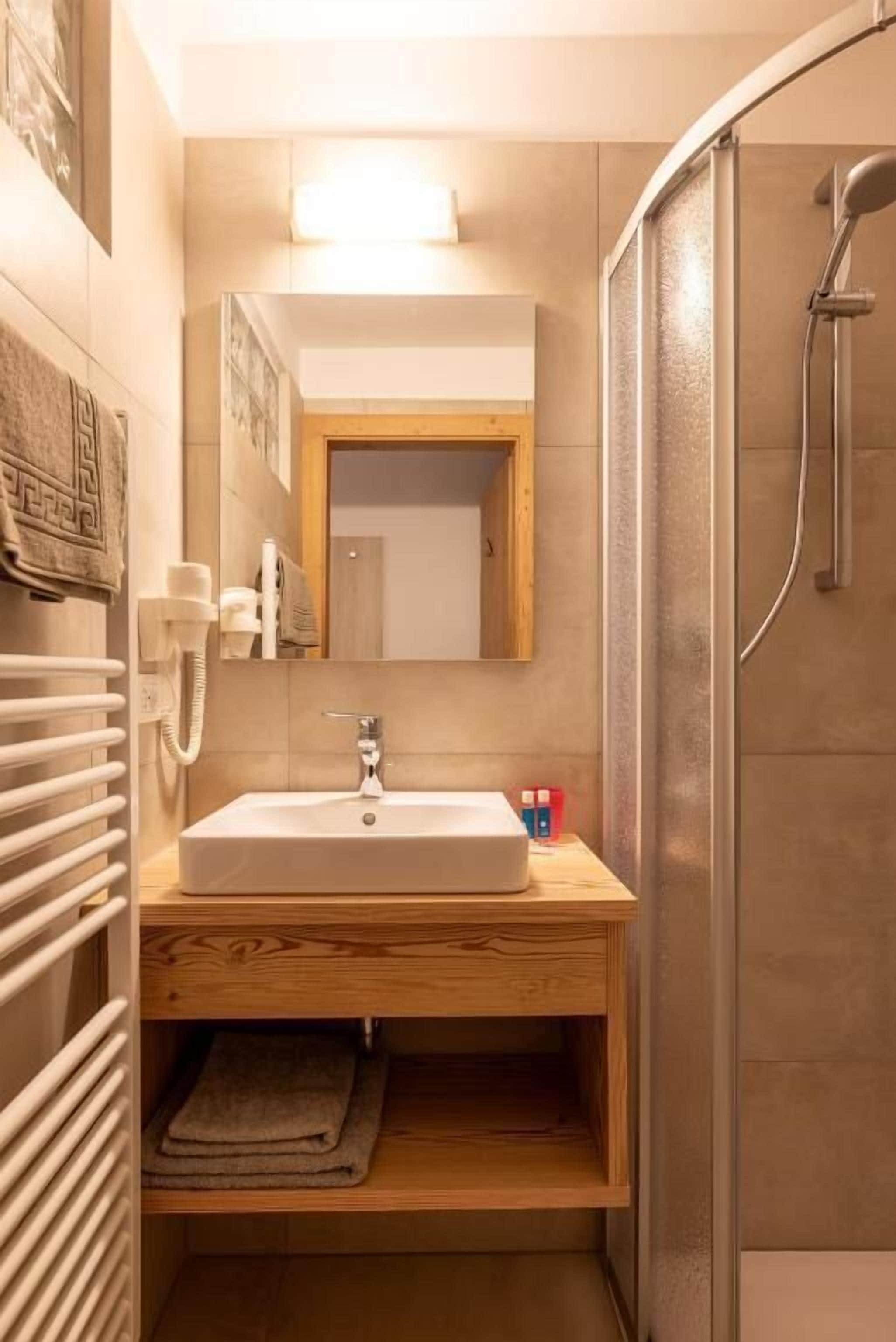 Douche, sèche-cheveux, serviettes fournies, savon