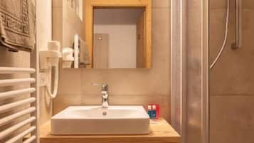 Douche, sĂšche-cheveux, serviettes fournies, savon