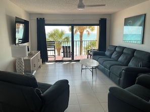 Smart TV - ON THE BEACH! 3-bedroom condo in fabulous Madeira Beach. Amazing views. (Madeira Beach)