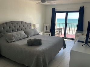 Iron/ironing board, travel cot, free WiFi, bed sheets - ON THE BEACH! 3-bedroom condo in fabulous Madeira Beach. Amazing views. (Madeira Beach)