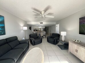Smart TV - ON THE BEACH! 3-bedroom condo in fabulous Madeira Beach. Amazing views. (Madeira Beach)