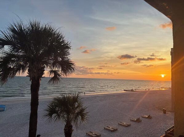 Sun-loungers, beach towels - ON THE BEACH! 3-bedroom condo in fabulous Madeira Beach. Amazing views. (Madeira Beach)
