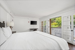 Een strijkplank/strijkijzer, wifi, beddengoed