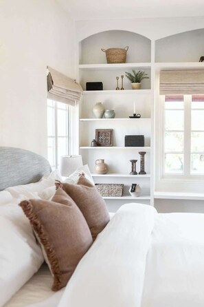 3 bedrooms, desk, iron/ironing board, travel crib