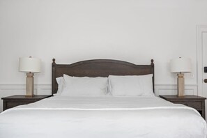 Escritorio, tabla de planchar con plancha, wifi y ropa de cama 