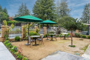 Outdoor dining - First floor Cozy king room w/ Wine Country Charm (Santa Rosa)