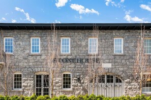Un bâtiment en pierre sur lequel on peut clairement lire l’inscription « STONEHOUSE ».