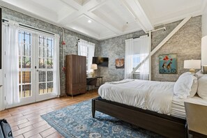 Escritorio, tabla de planchar con plancha, wifi y ropa de cama 