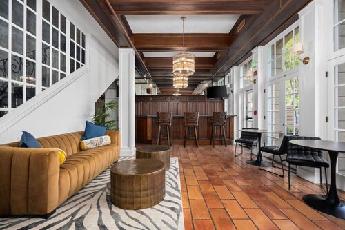 First floor Cozy king room w/ Wine Country Charm