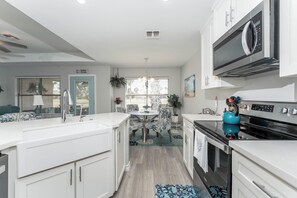 Microwave, stovetop, dishwasher - Your SPIGC Escape: Golf, Pickleball, Tennis, Pets & Beach Days All sun and fun (Laguna Vista)