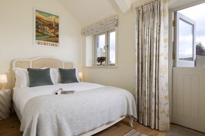 2 bedrooms, iron/ironing board, travel cot, WiFi - The Stables at Sturt Farm Courtyard - Beautiful dog friendly home in the Cotswolds with a hot tub (Burford)