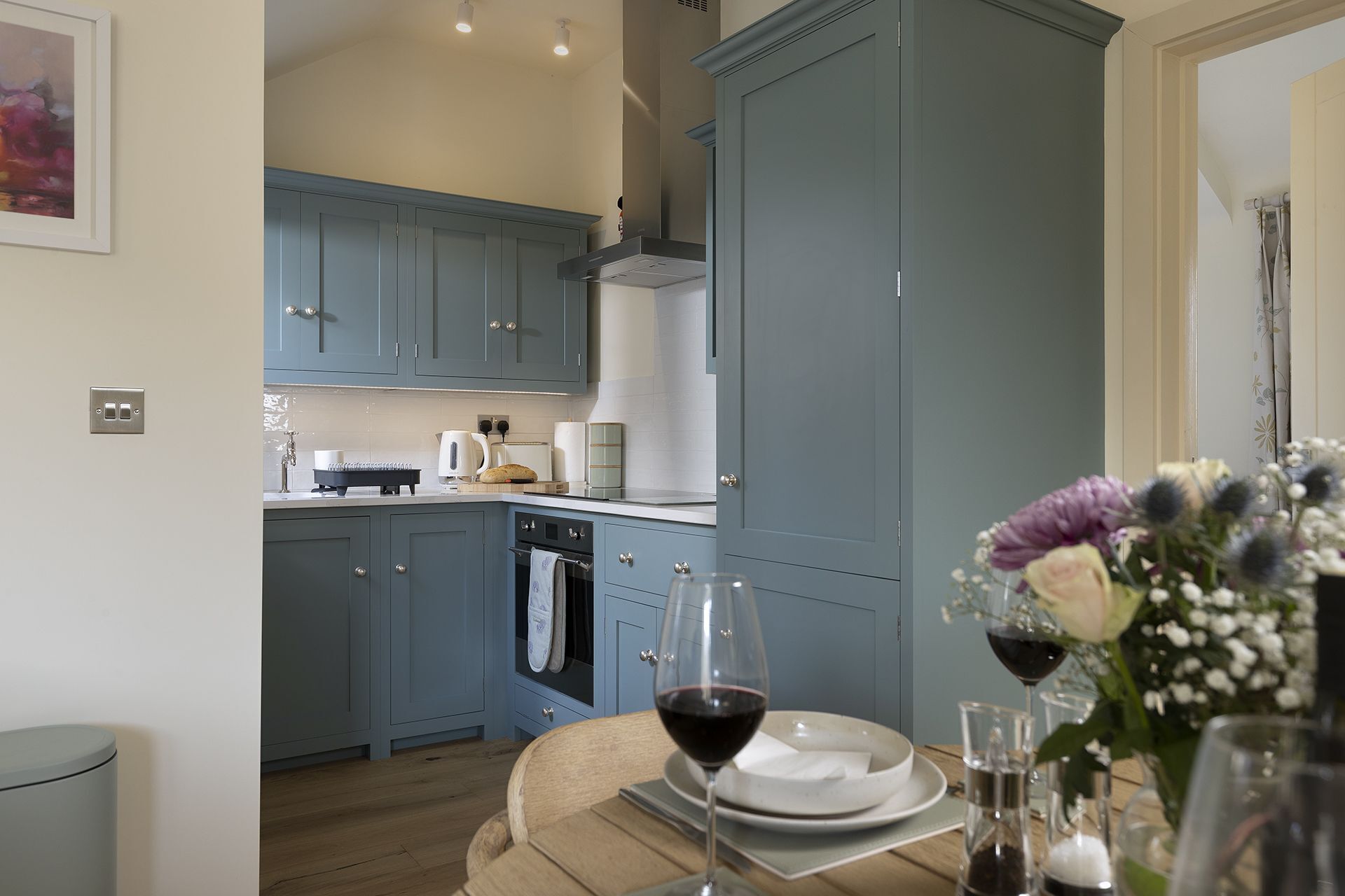 Frigorífico, placa de cocina, cafetera o tetera y trona infantil