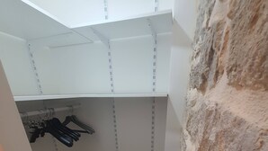 Ein Stauraum mit Regalen und einer Holzbank.