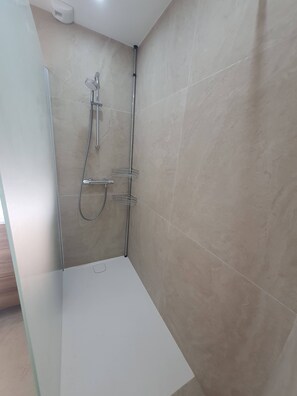 Een douche, een haardroger, handdoeken, zeep