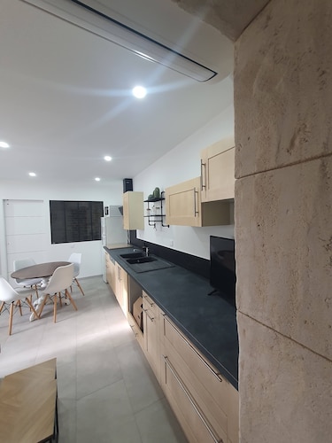 Newly renovated, one-bedroom 35m² studio ideally located.