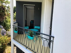 Terrace/patio - Majorelle apartment in the heart of Beg Meil, the GR34 and the beaches. (Fouesnant)