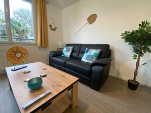 Living area - Majorelle apartment in the heart of Beg Meil, the GR34 and the beaches. (Fouesnant)