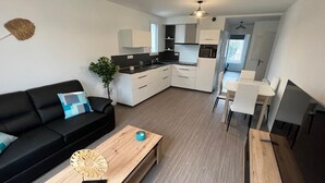 Een modern appartement met woonkamer, keuken en eetgedeelte.
