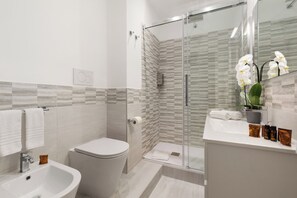 ห้องน้ำ | ฝักบัว, ไดร์เป่าผม, ผ้าเช็ดตัว, สบู่