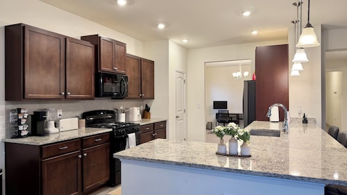 Charming Farmhouse Stay w/ Double Garage • 3BR/3BA