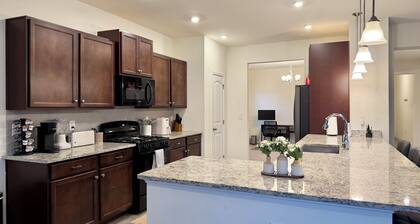 Charming Farmhouse Stay w/ Double Garage • 3BR/3BA