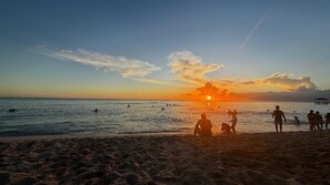 Sun-loungers, beach towels - Serene 2-bedroom  Apartment /condo with AC in charming Dominicus by BozArrindell (Dominicus)