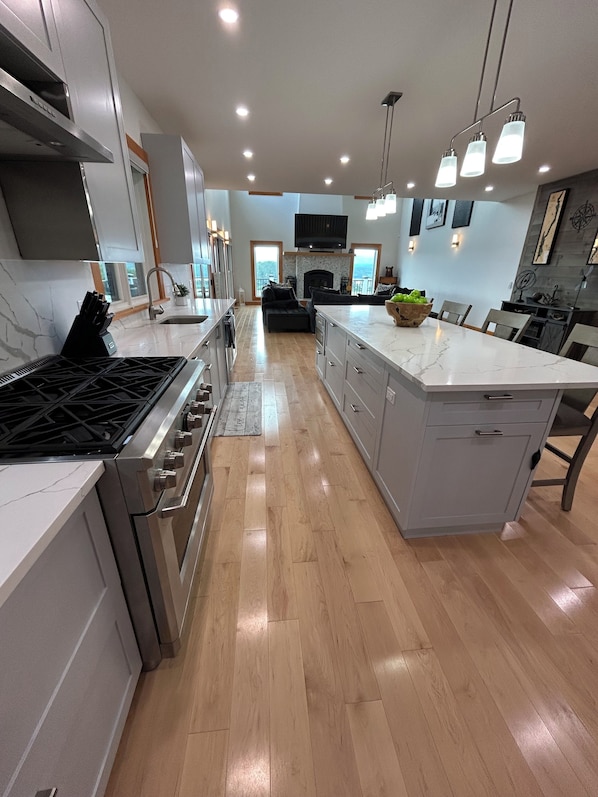 Jääkaappi, mikroaaltouuni, uuni, liesi