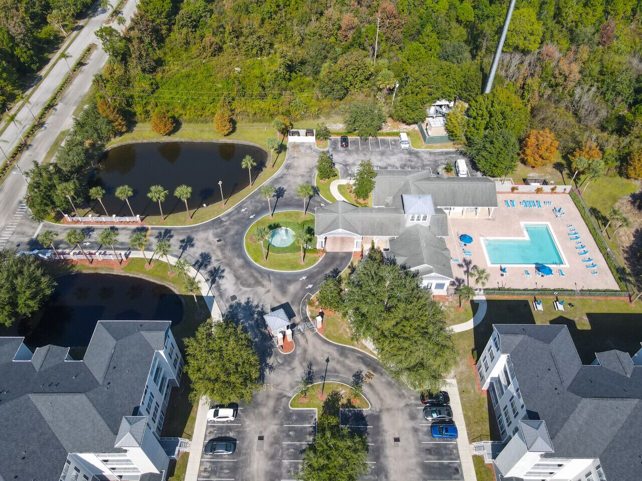 Ett flygbildsfoto av ett hotellkomplex med flera byggnader, en swimmingpool och en rondell.