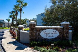 Property grounds - Charming 2BR Condo Near Disney  + Resort Amenities (Kissimmee)