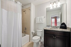 Een douche, een haardroger, handdoeken, zeep