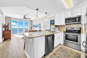 Coffee/tea maker, fridge, microwave, oven - 🏖️Gulf Front - 2 Beachfront Pools - Great for Families - Seychelles 1505🏖️ (Panama City)