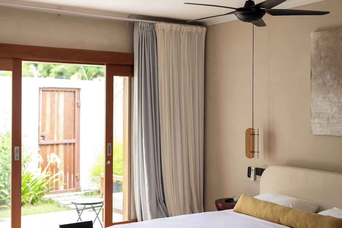 خزنة داخل الغرفة ومكواة/لوح كي وواي فاي مجانًا